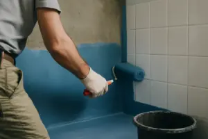 Impermeabilizzazione bagno: il dettaglio tecnico che allunga la vita delle piastrelle